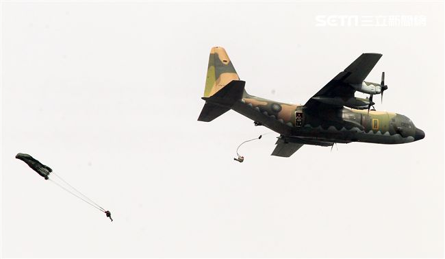 漢光34號演習於7日上午台中清泉崗「聯合反空(機)降作戰演練」順利完成， C-130搭載162名傘兵從天而架，分成七架次依序跳出開傘完成著陸任務，百人在空中畫面意外有療癒感。（記者邱榮吉/清泉崗拍攝）