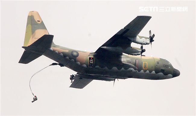 漢光34號演習於7日上午台中清泉崗「聯合反空(機)降作戰演練」順利完成， C-130搭載162名傘兵從天而架，分成七架次依序跳出開傘完成著陸任務，百人在空中畫面意外有療癒感。（記者邱榮吉/清泉崗拍攝）