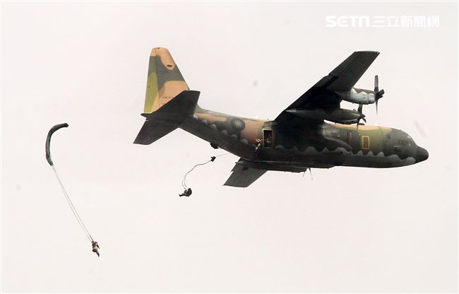 漢光34號演習於7日上午台中清泉崗「聯合反空(機)降作戰演練」順利完成， C-130搭載162名傘兵從天而架，分成七架次依序跳出開傘完成著陸任務，百人在空中畫面意外有療癒感。（記者邱榮吉/清泉崗拍攝）