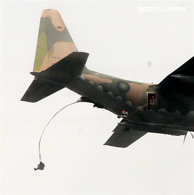 漢光34號演習於7日上午台中清泉崗「聯合反空(機)降作戰演練」順利完成， C-130搭載162名傘兵從天而架，分成七架次依序跳出開傘完成著陸任務，百人在空中畫面意外有療癒感。（記者邱榮吉/清泉崗拍攝）