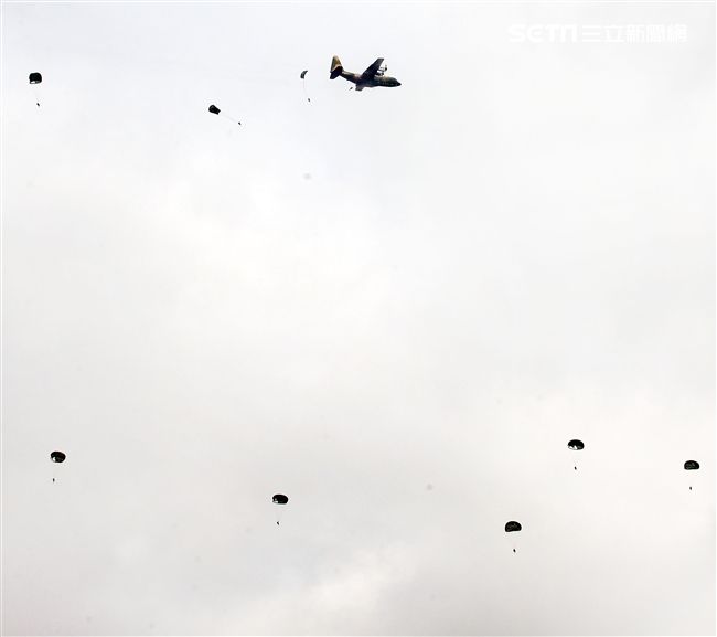 漢光34號演習於7日上午台中清泉崗「聯合反空(機)降作戰演練」順利完成， C-130搭載162名傘兵從天而架，分成七架次依序跳出開傘完成著陸任務，百人在空中畫面意外有療癒感。（記者邱榮吉/清泉崗拍攝）