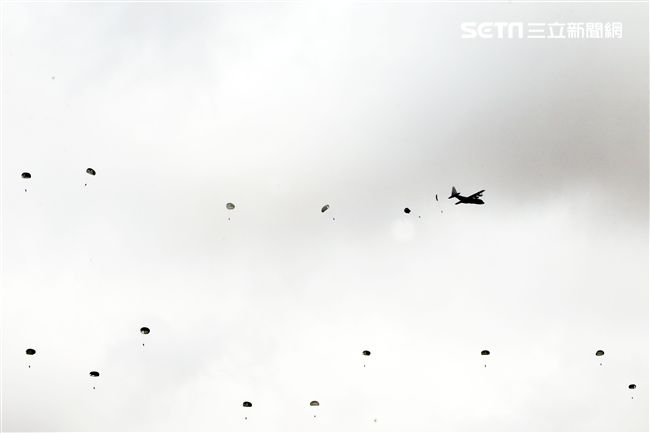 漢光34號演習於7日上午台中清泉崗「聯合反空(機)降作戰演練」順利完成， C-130搭載162名傘兵從天而架，分成七架次依序跳出開傘完成著陸任務，百人在空中畫面意外有療癒感。（記者邱榮吉/清泉崗拍攝）