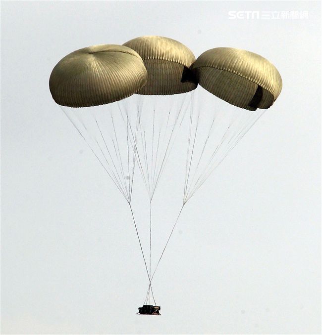 漢光34號演習於7日上午台中清泉崗「聯合反空(機)降作戰演練」順利完成， C-130搭載162名傘兵從天而架，分成七架次依序跳出開傘完成著陸任務，百人在空中畫面意外有療癒感。（記者邱榮吉/清泉崗拍攝）