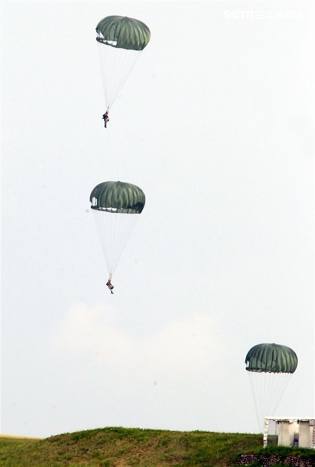 漢光34號演習於7日上午台中清泉崗「聯合反空(機)降作戰演練」順利完成， C-130搭載162名傘兵從天而架，分成七架次依序跳出開傘完成著陸任務，百人在空中畫面意外有療癒感。（記者邱榮吉/清泉崗拍攝）