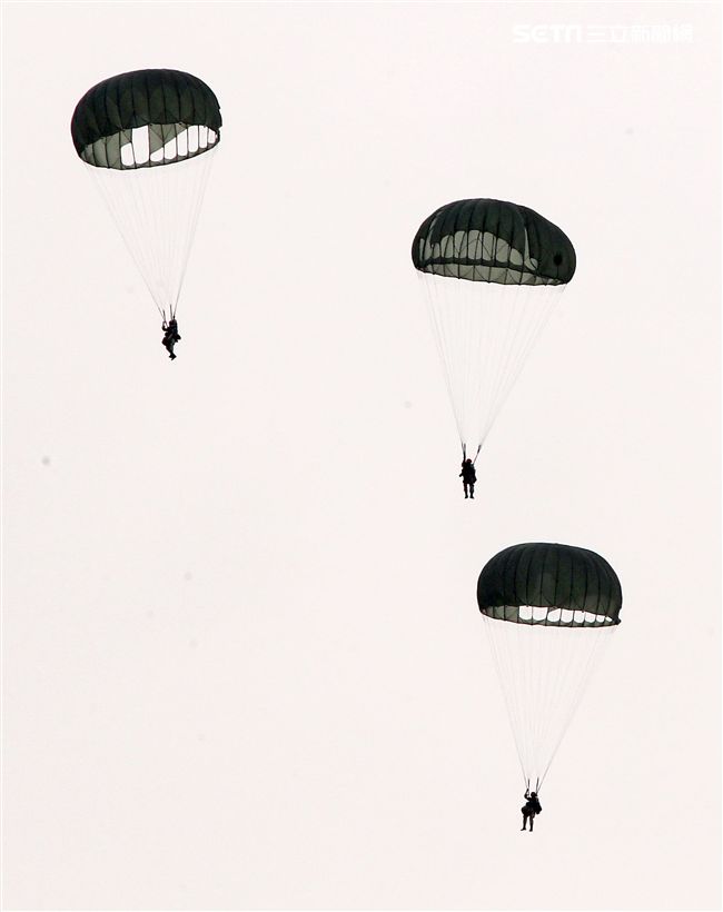 漢光34號演習於7日上午台中清泉崗「聯合反空(機)降作戰演練」順利完成， C-130搭載162名傘兵從天而架，分成七架次依序跳出開傘完成著陸任務，百人在空中畫面意外有療癒感。（記者邱榮吉/清泉崗拍攝）