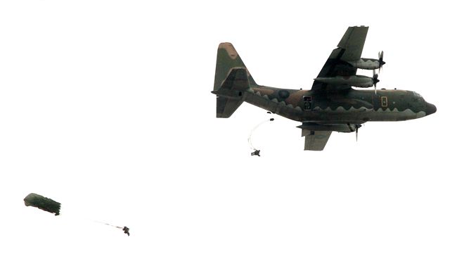 漢光34號演習於7日上午台中清泉崗「聯合反空(機)降作戰演練」順利完成， C-130搭載162名傘兵從天而架，分成七架次依序跳出開傘完成著陸任務，百人在空中畫面意外有療癒感。（記者邱榮吉/清泉崗拍攝）