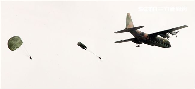 漢光34號演習於7日上午台中清泉崗「聯合反空(機)降作戰演練」順利完成， C-130搭載162名傘兵從天而架，分成七架次依序跳出開傘完成著陸任務，百人在空中畫面意外有療癒感。（記者邱榮吉/清泉崗拍攝）