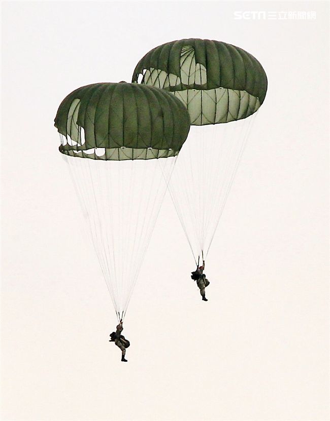 漢光34號演習於7日上午台中清泉崗「聯合反空(機)降作戰演練」順利完成， C-130搭載162名傘兵從天而架，分成七架次依序跳出開傘完成著陸任務，百人在空中畫面意外有療癒感。（記者邱榮吉/清泉崗拍攝）