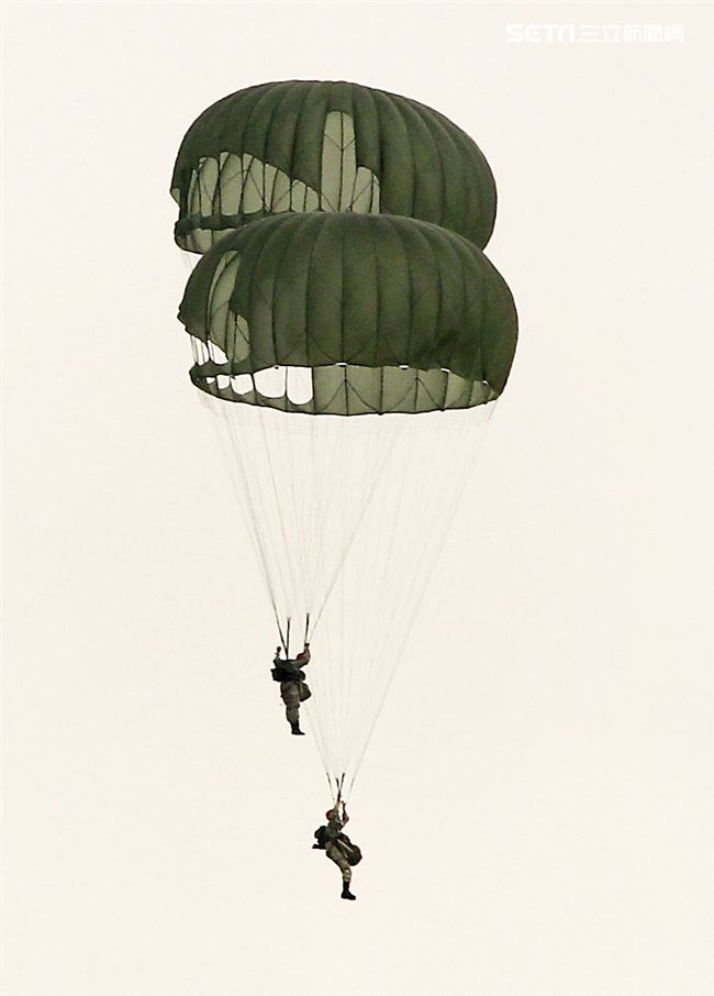 漢光34號演習於7日上午台中清泉崗「聯合反空(機)降作戰演練」順利完成， C-130搭載162名傘兵從天而架，分成七架次依序跳出開傘完成著陸任務，百人在空中畫面意外有療癒感。（記者邱榮吉/清泉崗拍攝）