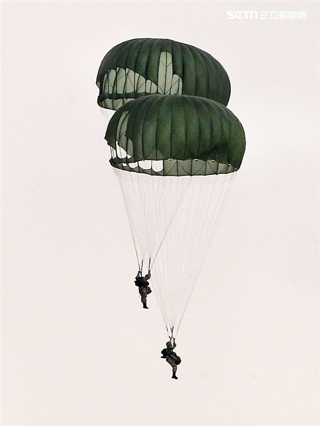 漢光34號演習於7日上午台中清泉崗「聯合反空(機)降作戰演練」順利完成， C-130搭載162名傘兵從天而架，分成七架次依序跳出開傘完成著陸任務，百人在空中畫面意外有療癒感。（記者邱榮吉/清泉崗拍攝）