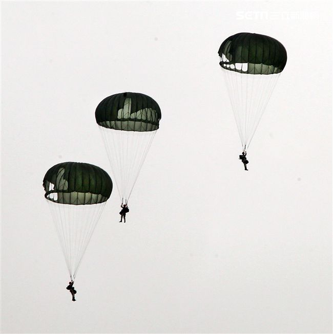 漢光34號演習於7日上午台中清泉崗「聯合反空(機)降作戰演練」順利完成， C-130搭載162名傘兵從天而架，分成七架次依序跳出開傘完成著陸任務，百人在空中畫面意外有療癒感。（記者邱榮吉/清泉崗拍攝）