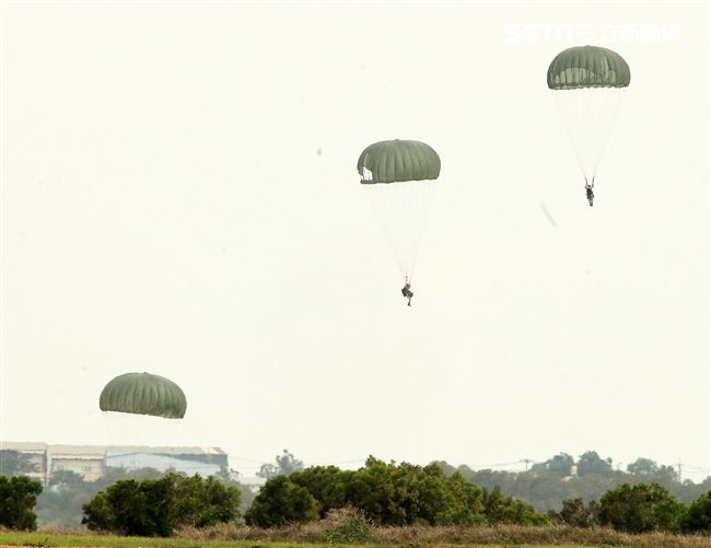 漢光34號演習於7日上午台中清泉崗「聯合反空(機)降作戰演練」順利完成， C-130搭載162名傘兵從天而架，分成七架次依序跳出開傘完成著陸任務，百人在空中畫面意外有療癒感。（記者邱榮吉/清泉崗拍攝）