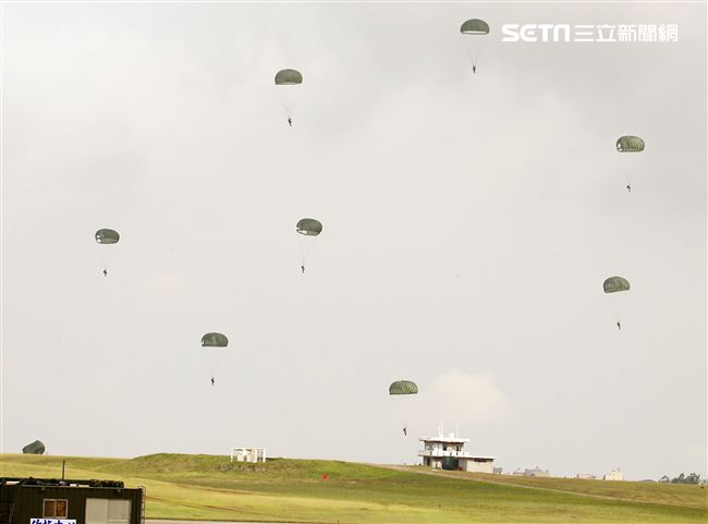 漢光34號演習於7日上午台中清泉崗「聯合反空(機)降作戰演練」順利完成， C-130搭載162名傘兵從天而架，分成七架次依序跳出開傘完成著陸任務，百人在空中畫面意外有療癒感。（記者邱榮吉/清泉崗拍攝）