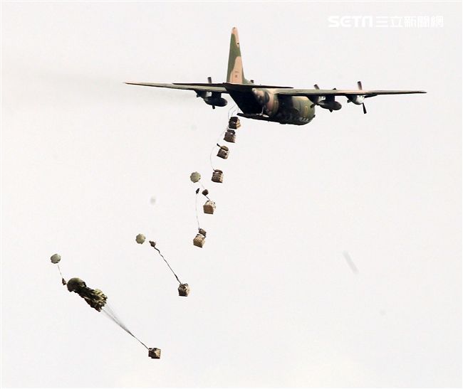 漢光34號演習於7日上午台中清泉崗「聯合反空(機)降作戰演練」順利完成， C-130搭載162名傘兵從天而架，分成七架次依序跳出開傘完成著陸任務，百人在空中畫面意外有療癒感。（記者邱榮吉/清泉崗拍攝）