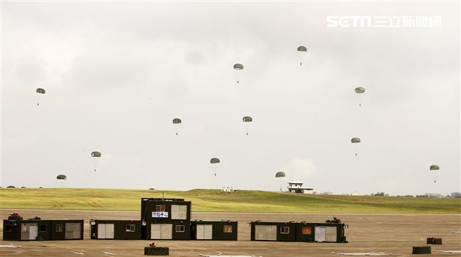 漢光34號演習於7日上午台中清泉崗「聯合反空(機)降作戰演練」順利完成， C-130搭載162名傘兵從天而架，分成七架次依序跳出開傘完成著陸任務，百人在空中畫面意外有療癒感。（記者邱榮吉/清泉崗拍攝）