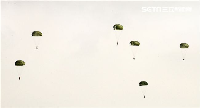 漢光34號演習於7日上午台中清泉崗「聯合反空(機)降作戰演練」順利完成， C-130搭載162名傘兵從天而架，分成七架次依序跳出開傘完成著陸任務，百人在空中畫面意外有療癒感。（記者邱榮吉/清泉崗拍攝）