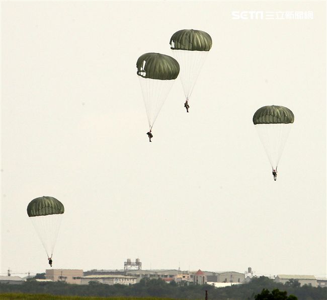 漢光34號演習於7日上午台中清泉崗「聯合反空(機)降作戰演練」順利完成， C-130搭載162名傘兵從天而架，分成七架次依序跳出開傘完成著陸任務，百人在空中畫面意外有療癒感。（記者邱榮吉/清泉崗拍攝）