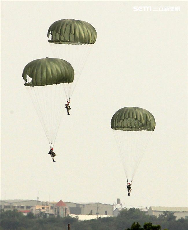 漢光34號演習於7日上午台中清泉崗「聯合反空(機)降作戰演練」順利完成， C-130搭載162名傘兵從天而架，分成七架次依序跳出開傘完成著陸任務，百人在空中畫面意外有療癒感。（記者邱榮吉/清泉崗拍攝）