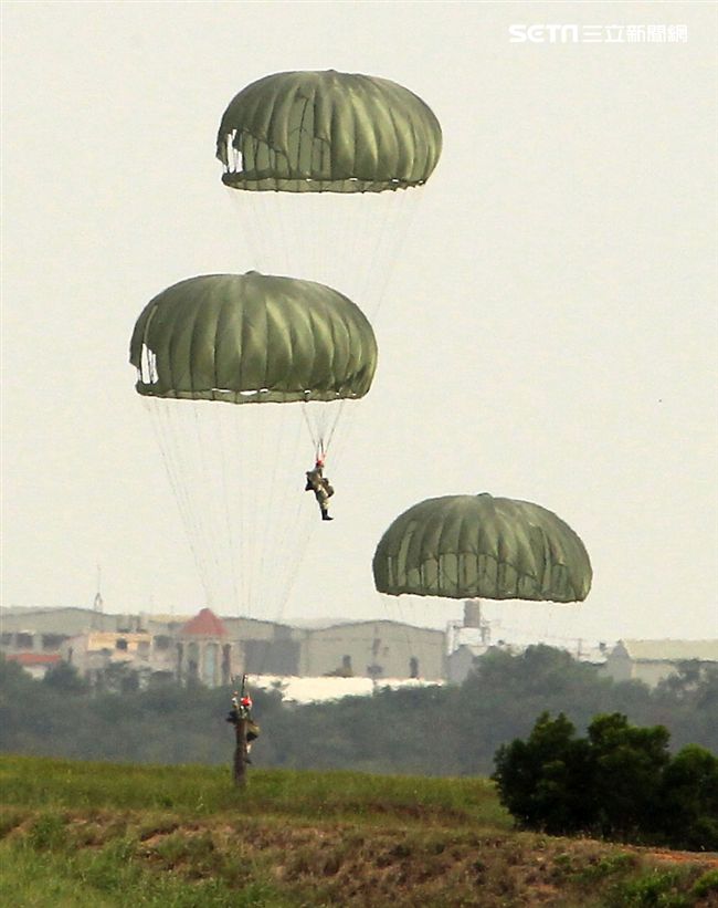 漢光34號演習於7日上午台中清泉崗「聯合反空(機)降作戰演練」順利完成， C-130搭載162名傘兵從天而架，分成七架次依序跳出開傘完成著陸任務，百人在空中畫面意外有療癒感。（記者邱榮吉/清泉崗拍攝）