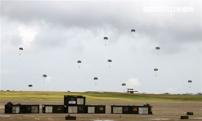 漢光34號演習於7日上午台中清泉崗「聯合反空(機)降作戰演練」順利完成， C-130搭載162名傘兵從天而架，分成七架次依序跳出開傘完成著陸任務，百人在空中畫面意外有療癒感。（記者邱榮吉/清泉崗拍攝）