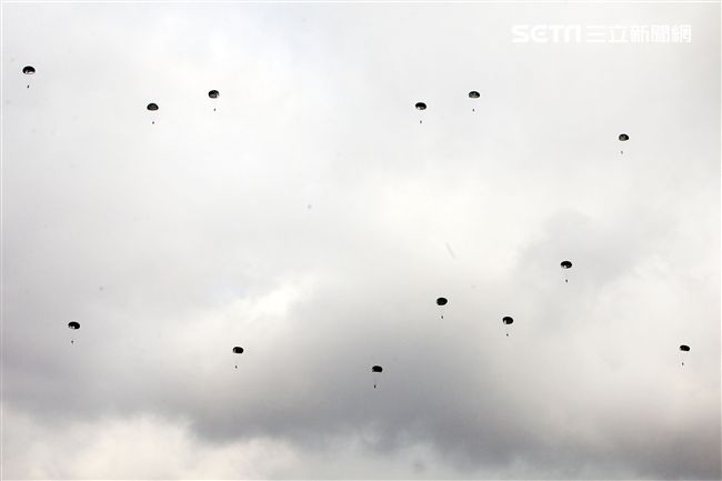 漢光34號演習於7日上午台中清泉崗「聯合反空(機)降作戰演練」順利完成， C-130搭載162名傘兵從天而架，分成七架次依序跳出開傘完成著陸任務，百人在空中畫面意外有療癒感。（記者邱榮吉/清泉崗拍攝）