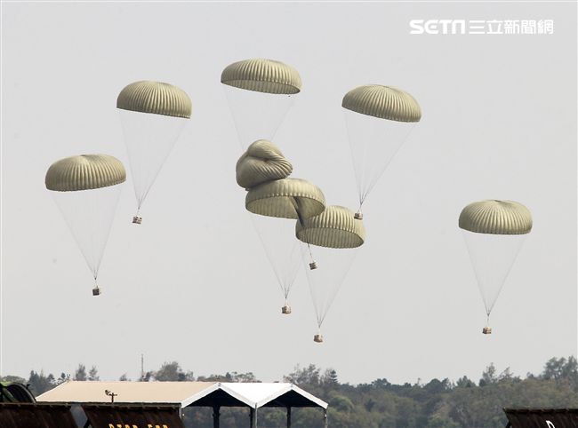 漢光34號演習於7日上午台中清泉崗「聯合反空(機)降作戰演練」順利完成， C-130搭載162名傘兵從天而架，分成七架次依序跳出開傘完成著陸任務，百人在空中畫面意外有療癒感。（記者邱榮吉/清泉崗拍攝）