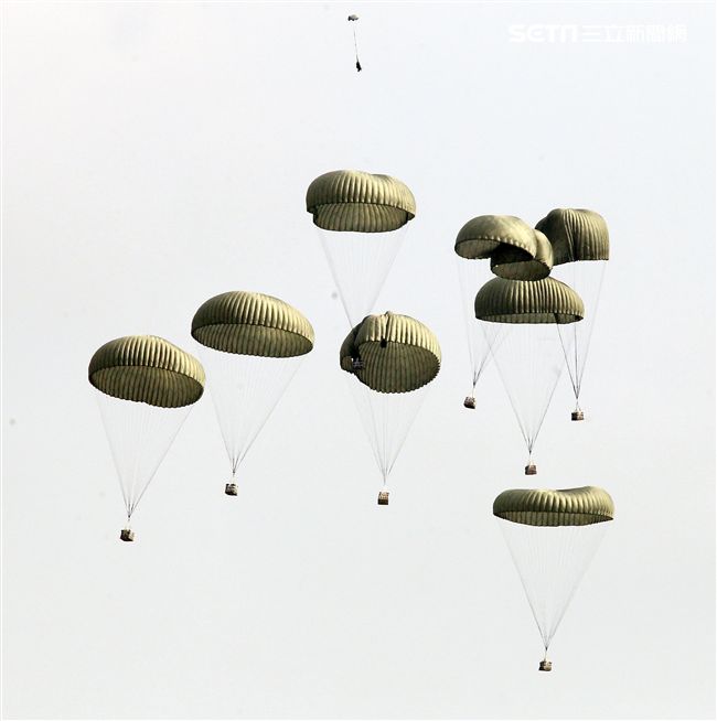 漢光34號演習於7日上午台中清泉崗「聯合反空(機)降作戰演練」順利完成， C-130搭載162名傘兵從天而架，分成七架次依序跳出開傘完成著陸任務，百人在空中畫面意外有療癒感。（記者邱榮吉/清泉崗拍攝）