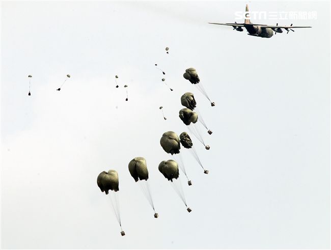 漢光34號演習於7日上午台中清泉崗「聯合反空(機)降作戰演練」順利完成， C-130搭載162名傘兵從天而架，分成七架次依序跳出開傘完成著陸任務，百人在空中畫面意外有療癒感。（記者邱榮吉/清泉崗拍攝）