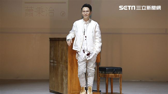 廷廷隔3年再出發　「摘墨鏡」有原因