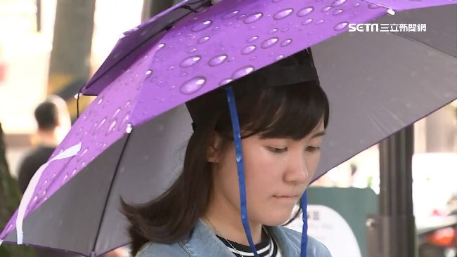 雨傘藏暗袋變時尚包　兩用傘帽免手撐