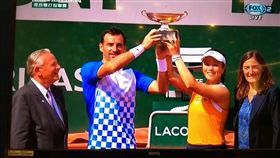 詹詠然（右2）拿下法網混雙冠軍。（圖。翻攝自FOX體育台直播畫面）