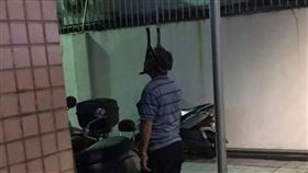 復建拉脖子（圖／翻攝自「爆廢公社」）