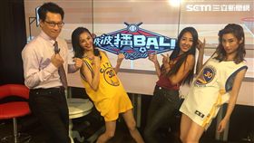 許展元跟三位網紅共同主持體育綜藝節目。（圖／社會廢墟提供）