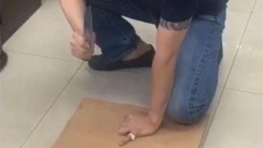 男仿效日黑幫家法　切指還債血流如注
