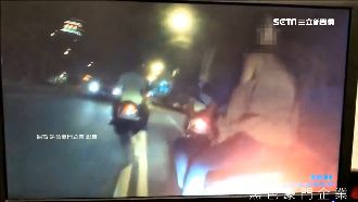 不滿超車靠太近　載妹騎士攔車怒嗆