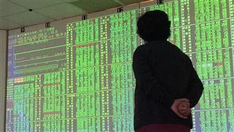 台股週一開盤恐崩？專家曝「4變數」示警