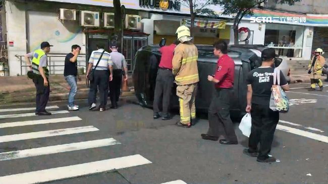 臨停車疑起步太快　直行車急煞側翻
