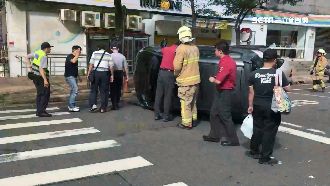 臨停車疑起步太快　直行車急煞側翻