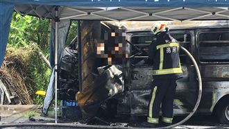 中華電信工程車自撞起火　駕駛成焦屍