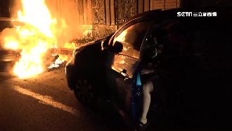 28年車齡BMW火燒車　後車急移走