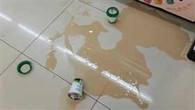 店員曝人性，超沒公德心大媽摔破飲料，還裝沒事走人。（圖／翻攝爆廢公社）