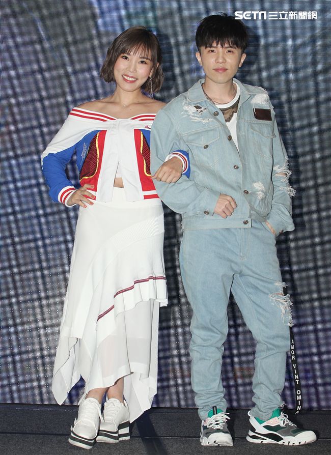 李佳薇全新專輯發片，好友歌手小宇宋尚能量電池加油打氣。（記者邱榮吉/攝影）