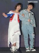 李佳薇全新專輯發片，好友歌手小宇宋尚能量電池加油打氣。（記者邱榮吉/攝影）