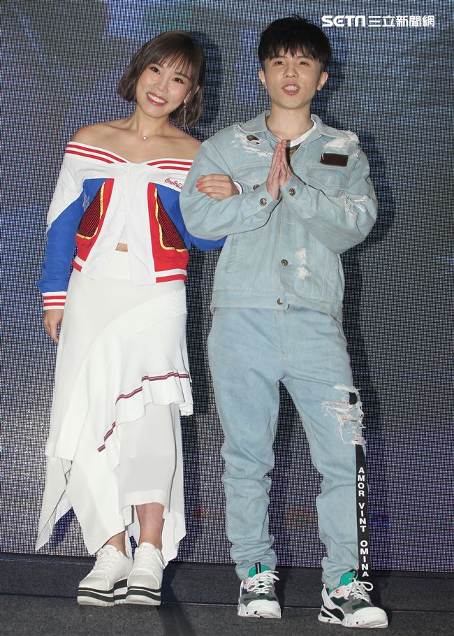 李佳薇全新專輯發片，好友歌手小宇宋尚能量電池加油打氣。（記者邱榮吉/攝影）