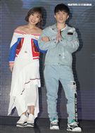 李佳薇全新專輯發片，好友歌手小宇宋尚能量電池加油打氣。（記者邱榮吉/攝影）