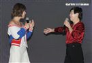 「能量歌姬」李佳薇發片，馬來西亞的爸爸、媽媽悄悄出現現場，讓李佳薇淚灑現場。（記者邱榮吉/攝影）