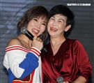 「能量歌姬」李佳薇發片，馬來西亞的爸爸、媽媽悄悄出現現場，讓李佳薇淚灑現場。（記者邱榮吉/攝影）