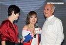 「能量歌姬」李佳薇發片，馬來西亞的爸爸、媽媽悄悄出現現場，讓李佳薇淚灑現場。（記者邱榮吉/攝影）