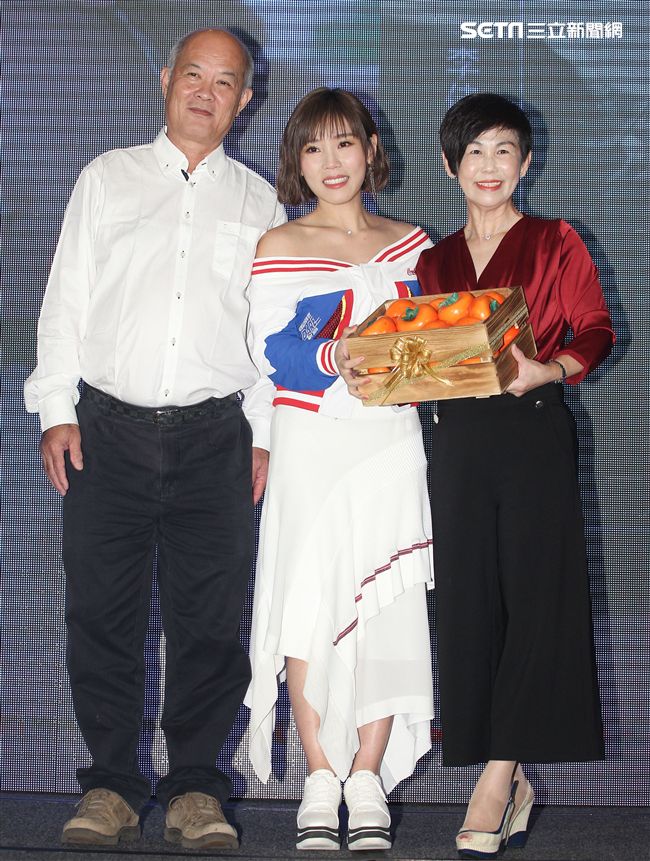 「能量歌姬」李佳薇發片，馬來西亞的爸爸、媽媽悄悄出現現場，讓李佳薇淚灑現場。（記者邱榮吉/攝影）