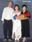 「能量歌姬」李佳薇發片，馬來西亞的爸爸、媽媽悄悄出現現場，讓李佳薇淚灑現場。（記者邱榮吉/攝影）